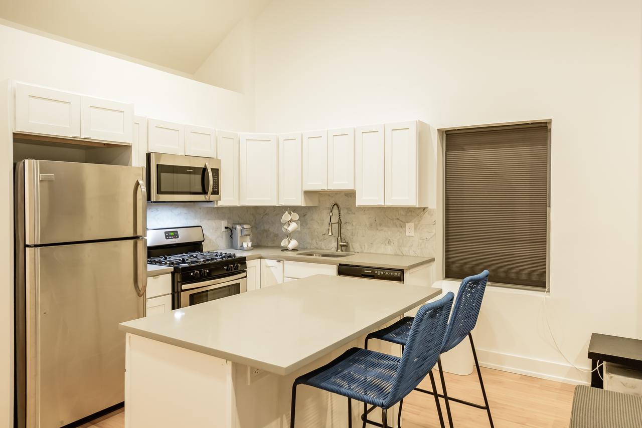 RAI Properties Â· Contemporary Design 2BD Top Floor Flat Center City - thumb 1