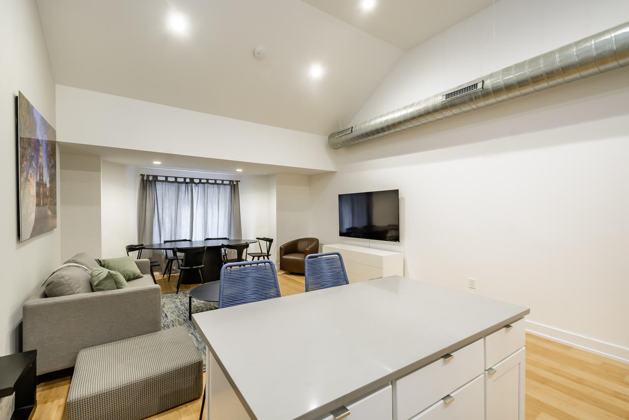 RAI Properties Â· Contemporary Design 2BD Top Floor Flat Center City - thumb 4