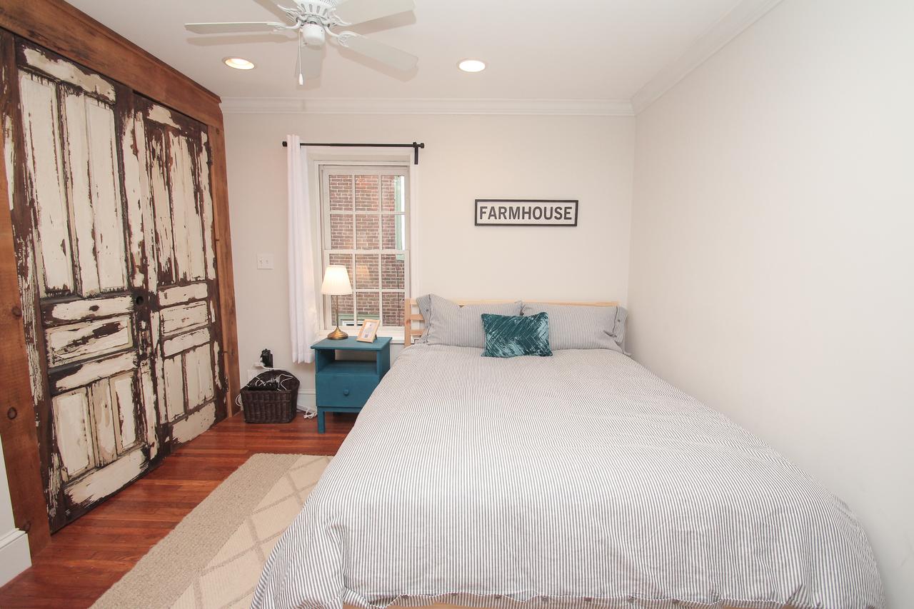 Stylish & Modern Center City Farmhouse - thumb 31
