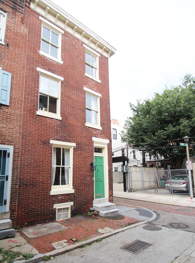 Stylish & Modern Center City Farmhouse - thumb 34