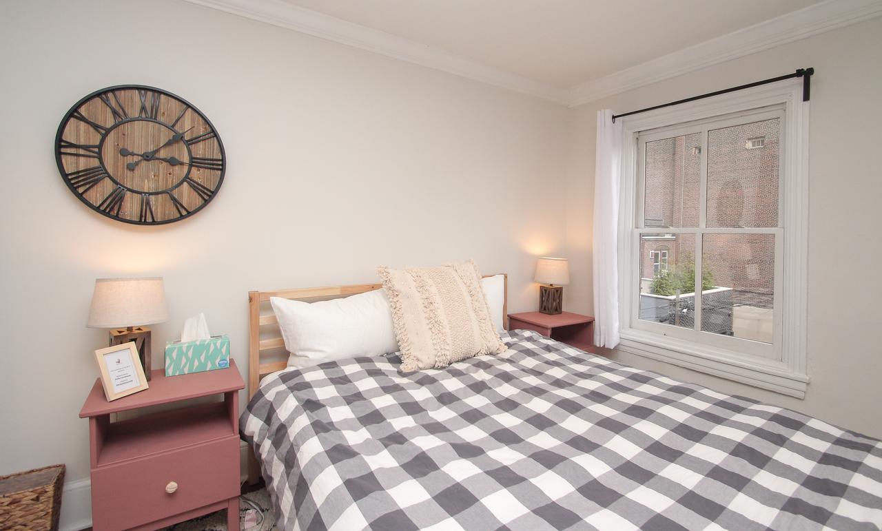 Stylish & Modern Center City Farmhouse - thumb 25