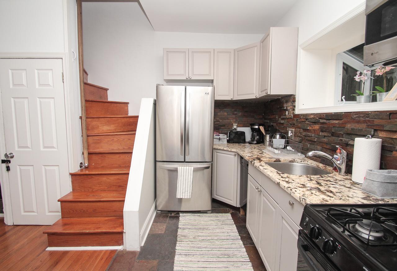 Stylish & Modern Center City Farmhouse - thumb 11