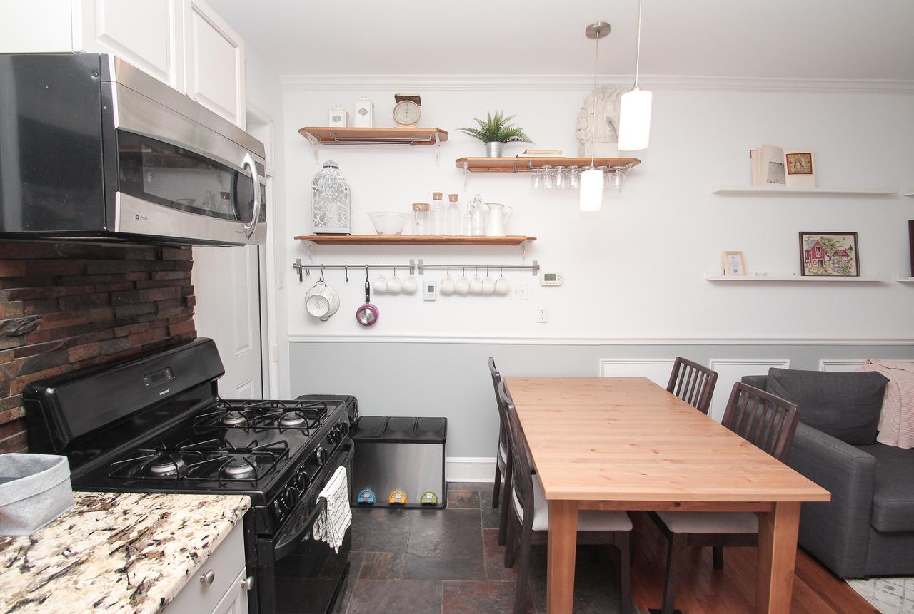 Stylish & Modern Center City Farmhouse - thumb 8