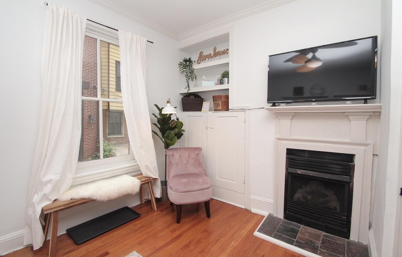 Stylish & Modern Center City Farmhouse - thumb 6
