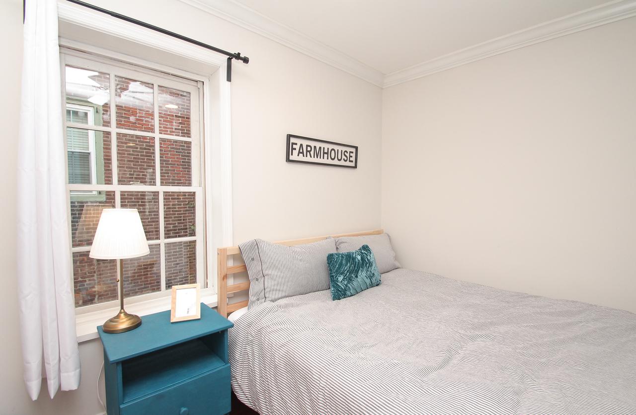 Stylish & Modern Center City Farmhouse - thumb 29