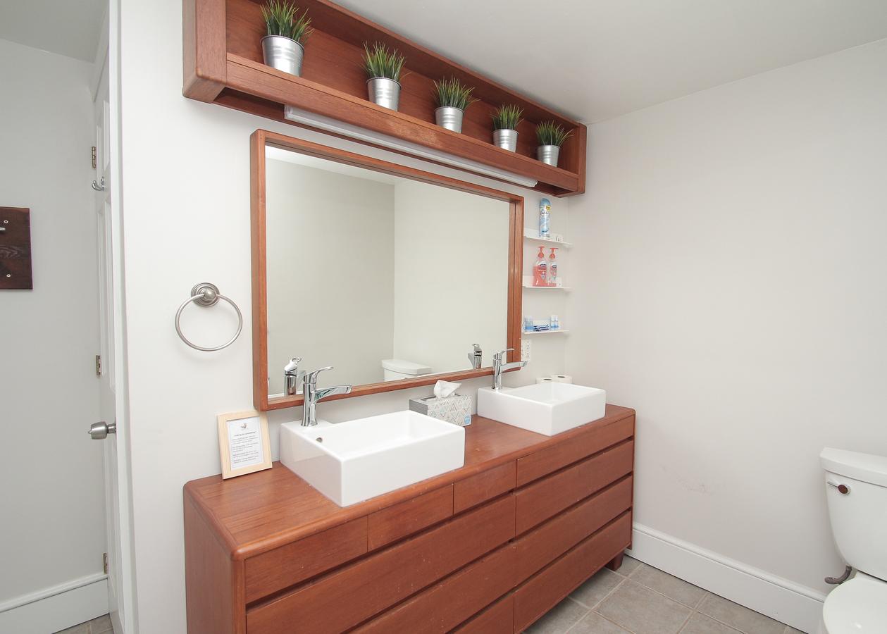 Stylish & Modern Center City Farmhouse - thumb 19