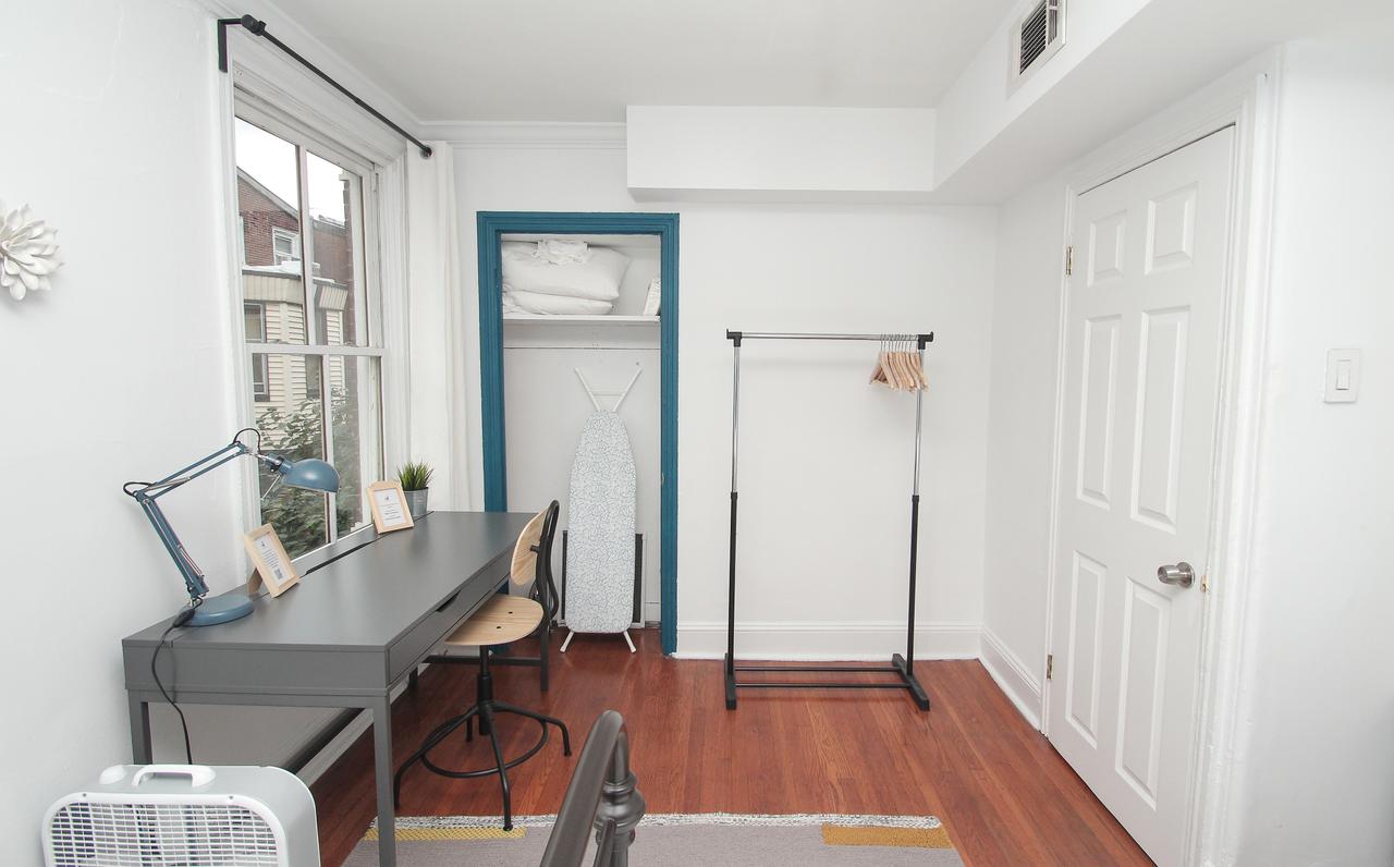 Stylish & Modern Center City Farmhouse - thumb 15