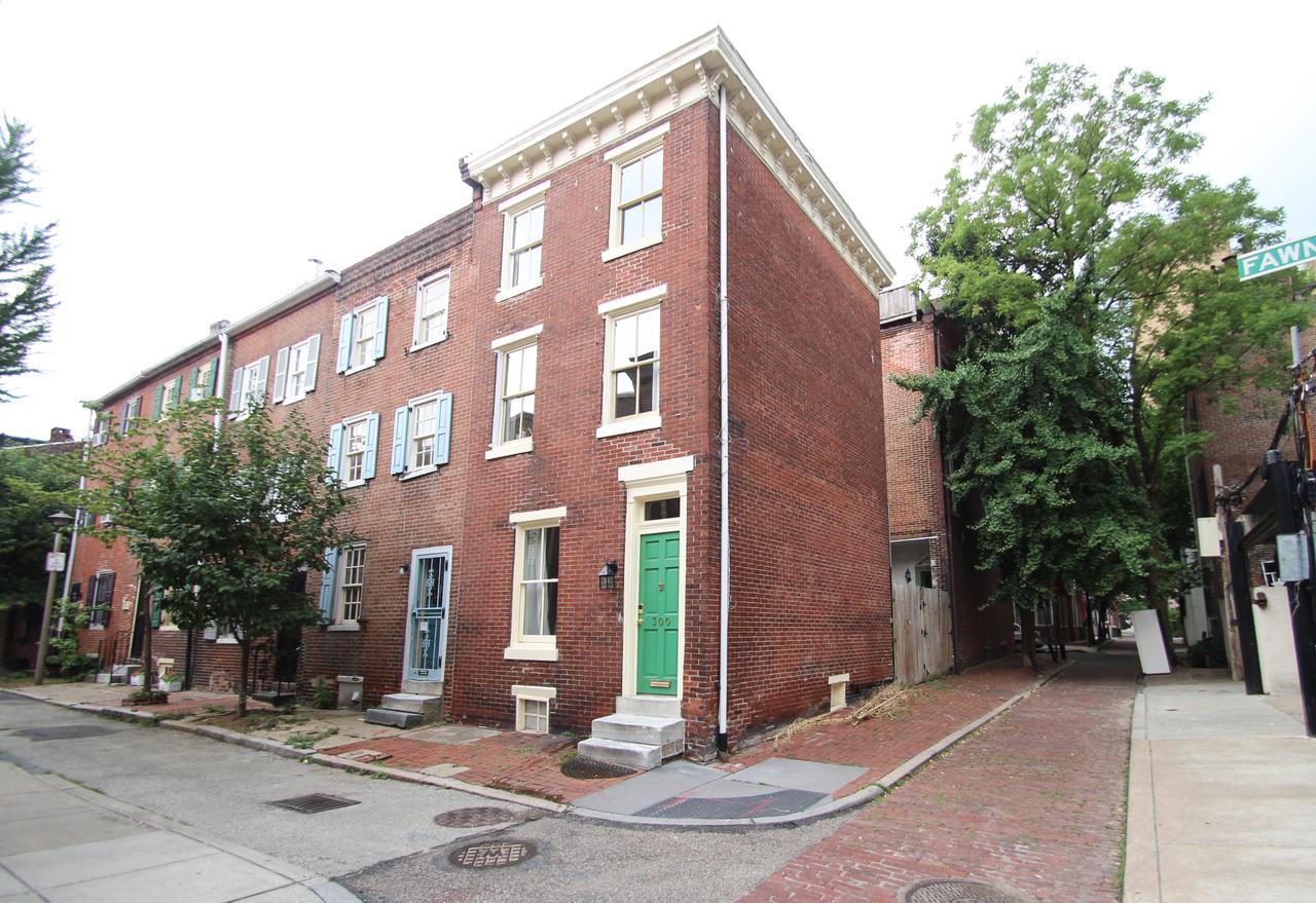 Stylish & Modern Center City Farmhouse - thumb 36