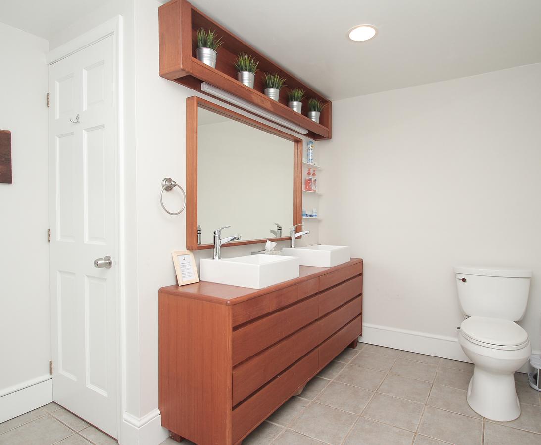 Stylish & Modern Center City Farmhouse - thumb 21