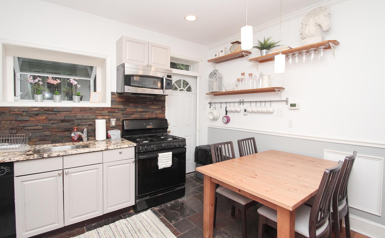 Stylish & Modern Center City Farmhouse - thumb 7