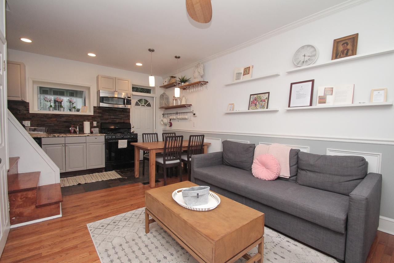 Stylish & Modern Center City Farmhouse - thumb 3