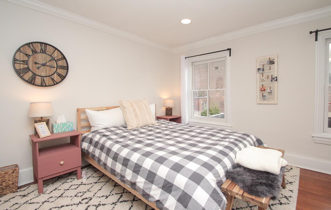 Stylish & Modern Center City Farmhouse - thumb 24