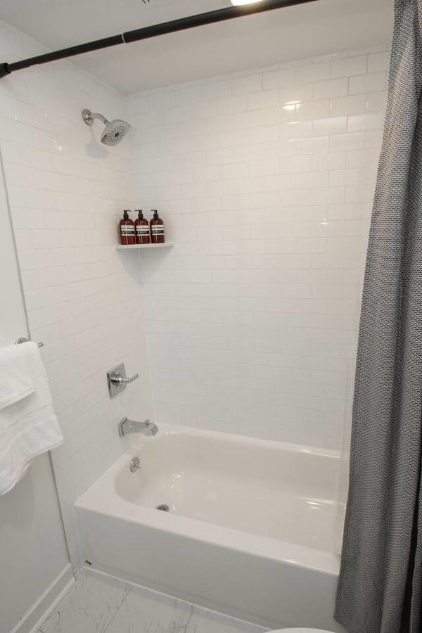 FOREVER PHILLY + SPACIOUS COUPLES GETAWAY - thumb 10
