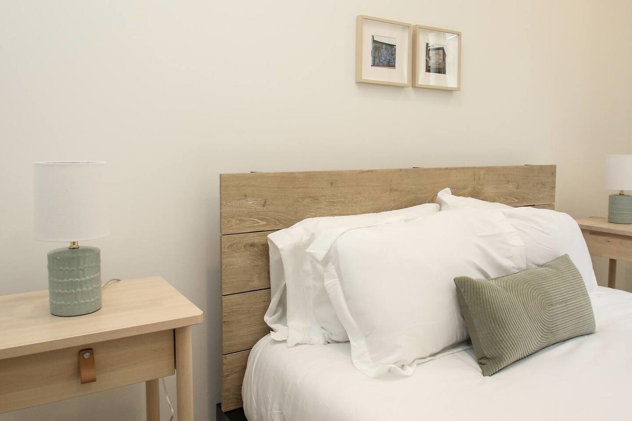 FOREVER PHILLY + SPACIOUS COUPLES GETAWAY - thumb 3