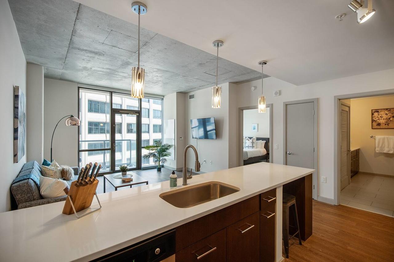 Luxury Retreat + Amenitized Building - thumb 10