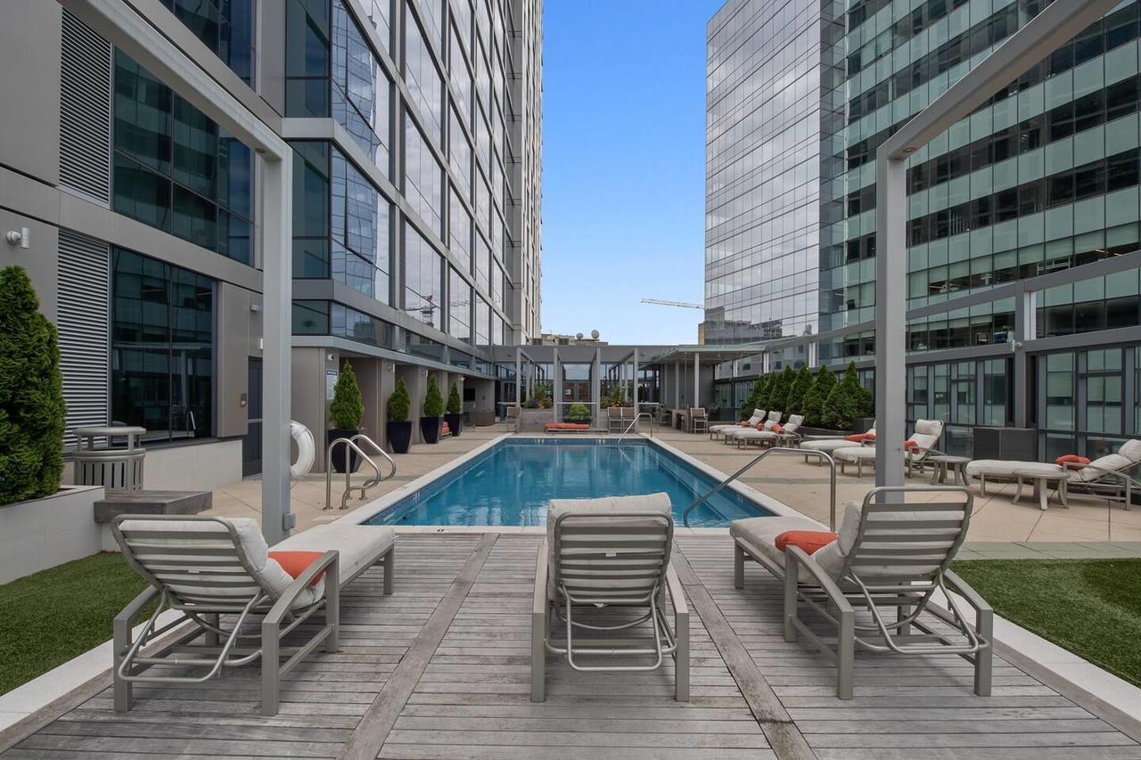 Luxury Retreat + Amenitized Building - thumb 17