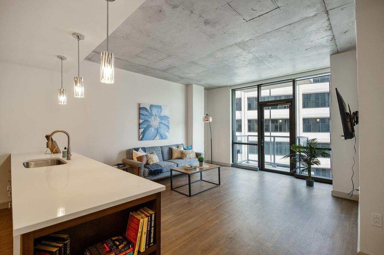 Luxury Retreat + Amenitized Building - thumb 1