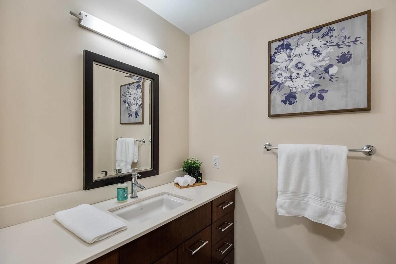 Luxury Retreat + Amenitized Building - thumb 12