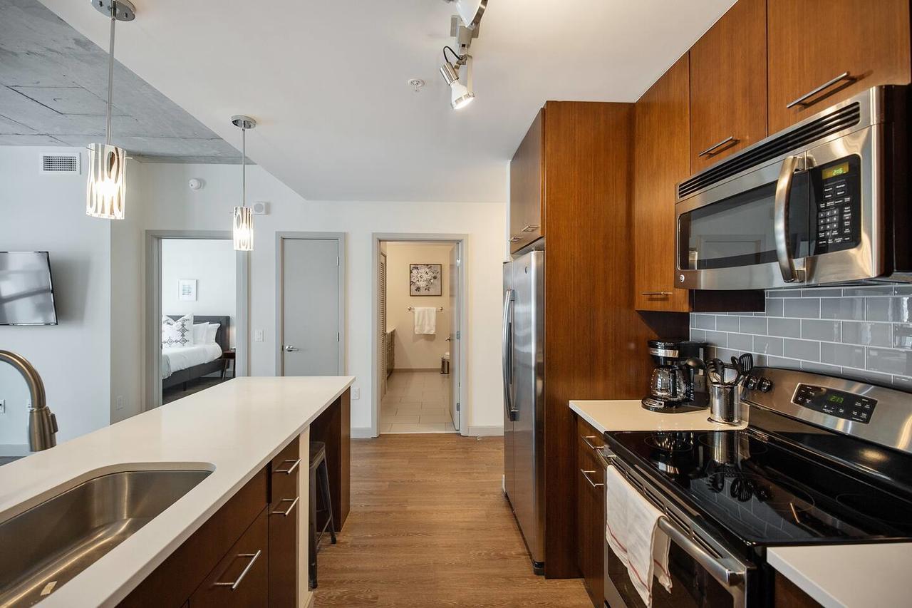 Luxury Retreat + Amenitized Building - thumb 7