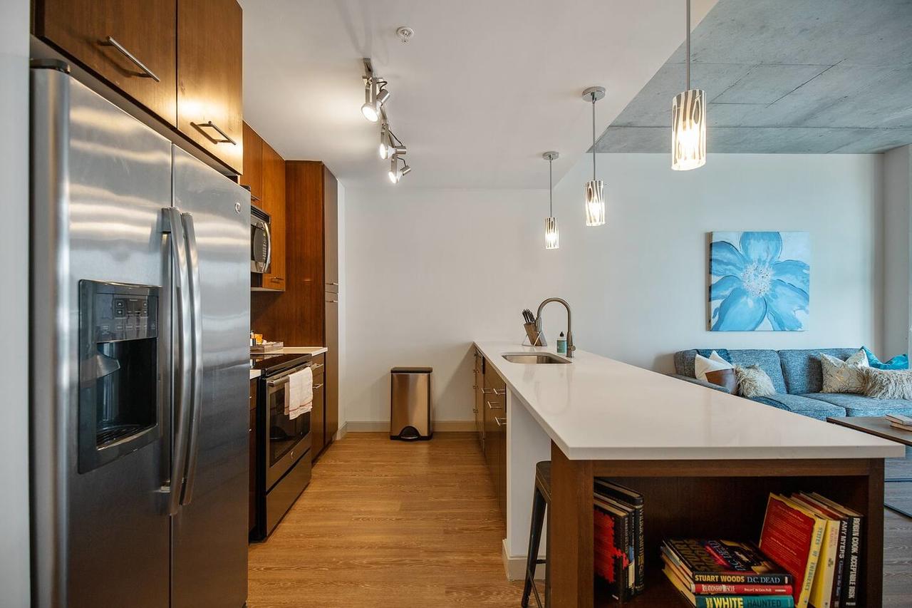 Luxury Retreat + Amenitized Building - thumb 9