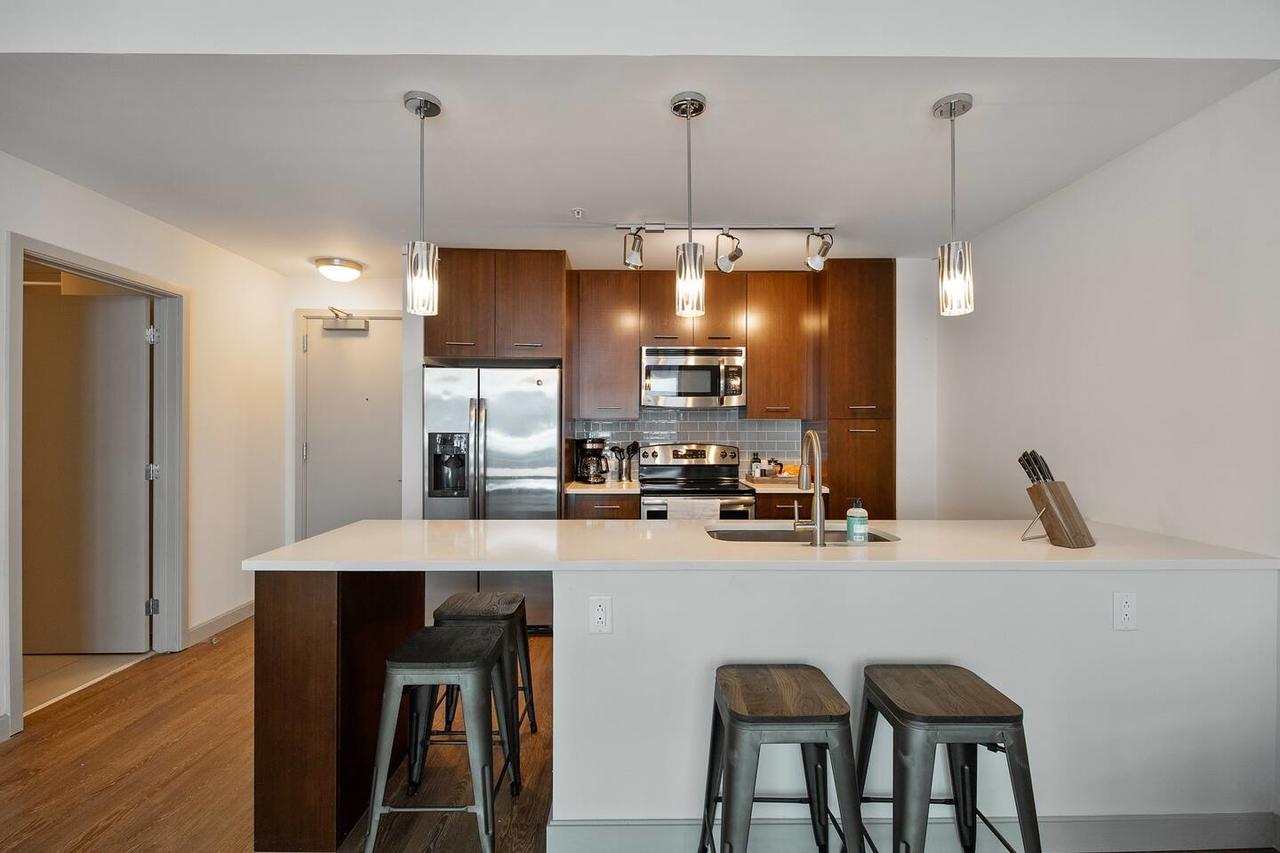 Luxury Retreat + Amenitized Building - thumb 4