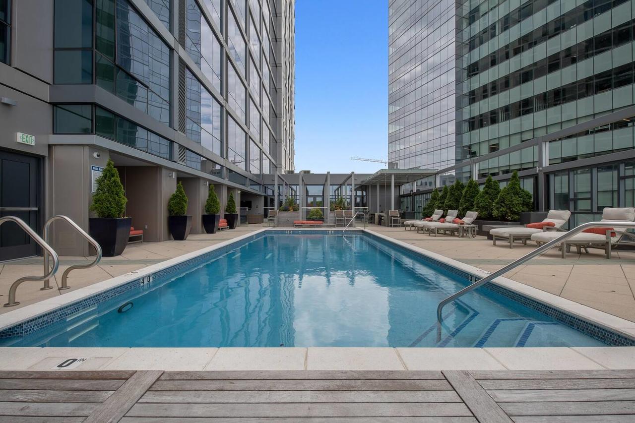 Luxury Retreat + Amenitized Building - thumb 25