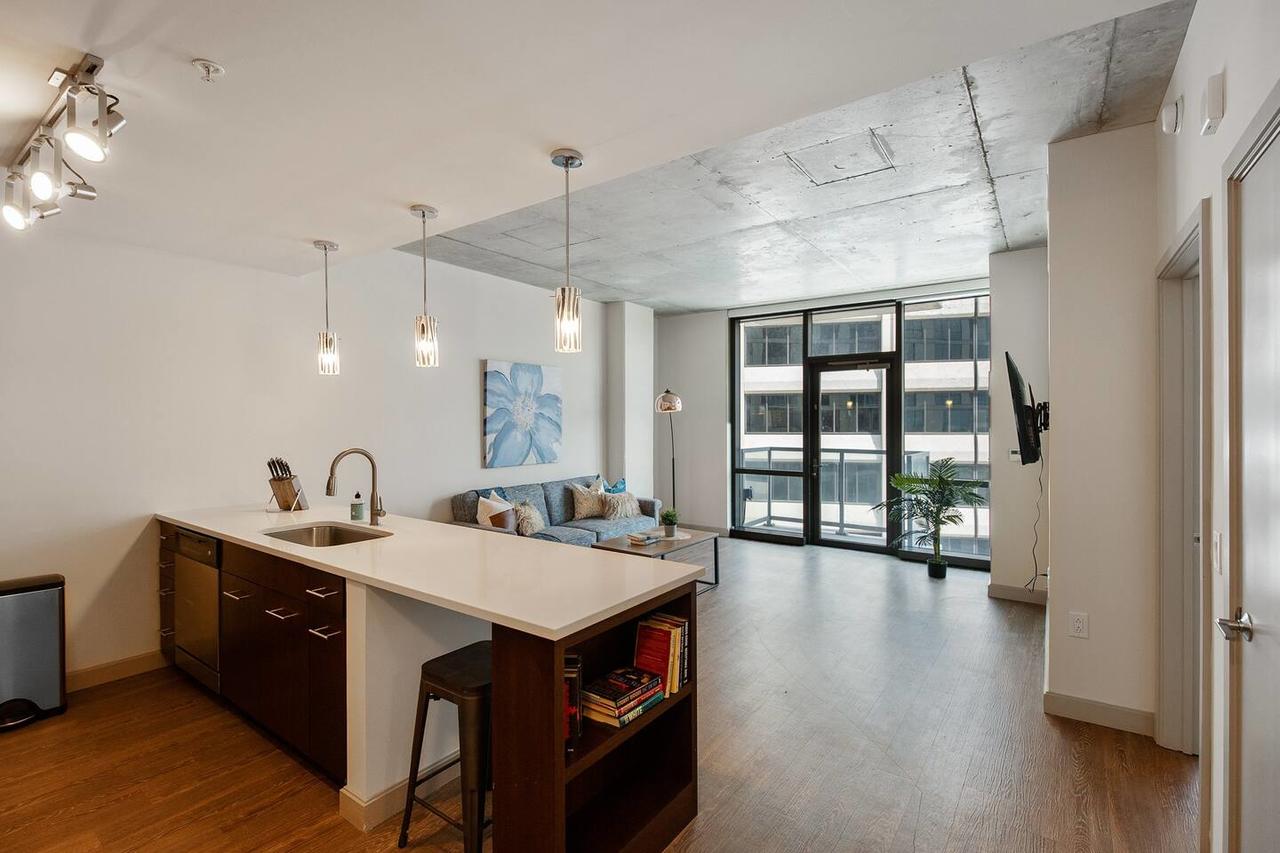 Luxury Retreat + Amenitized Building - thumb 5