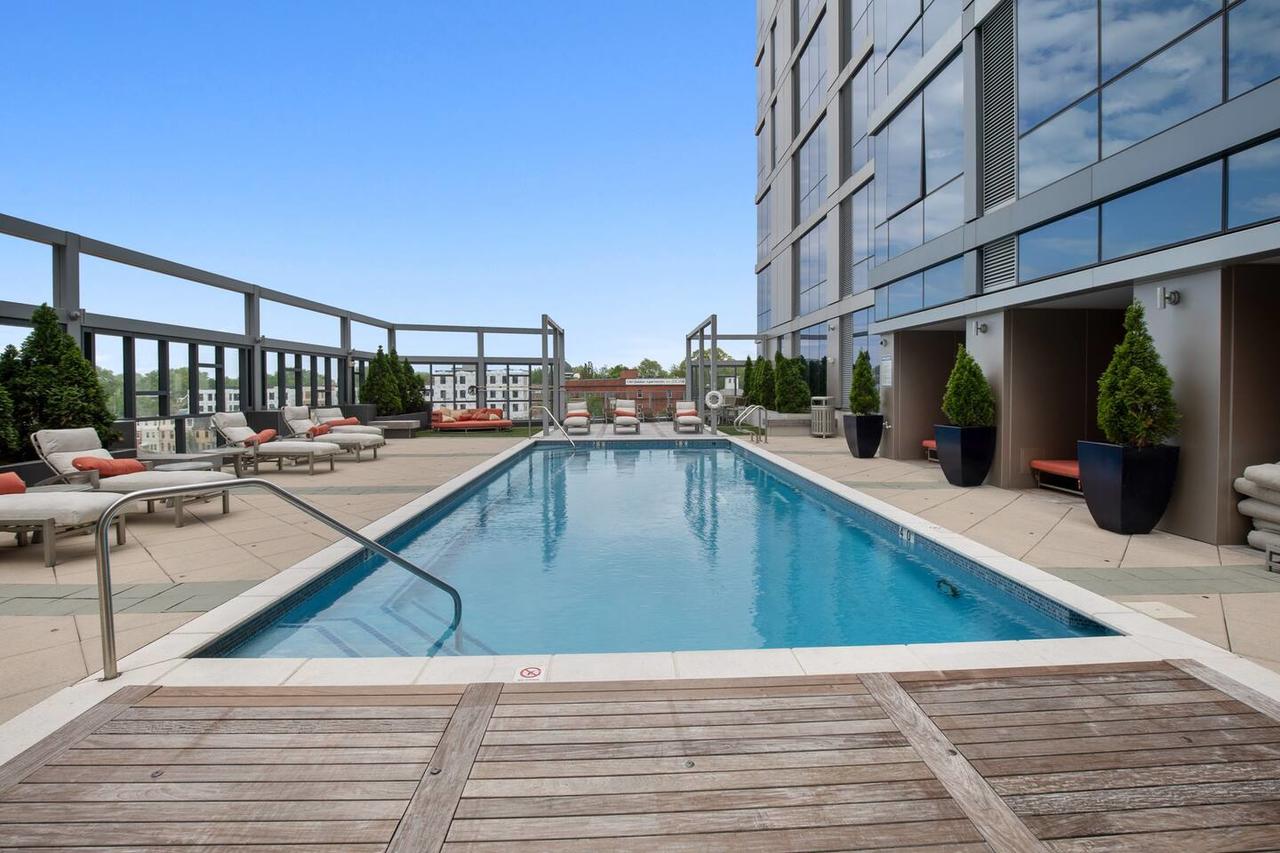 Luxury Retreat + Amenitized Building - thumb 18