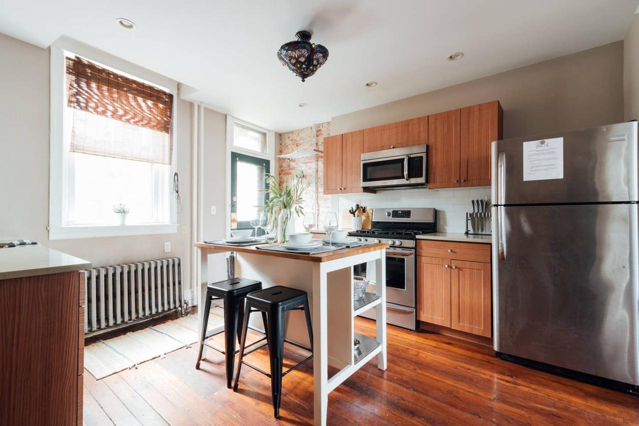 Laurel Street Â· Stylish 4 BR - Cute Patio - Amazing Beds - 96 Walk Score - thumb 36