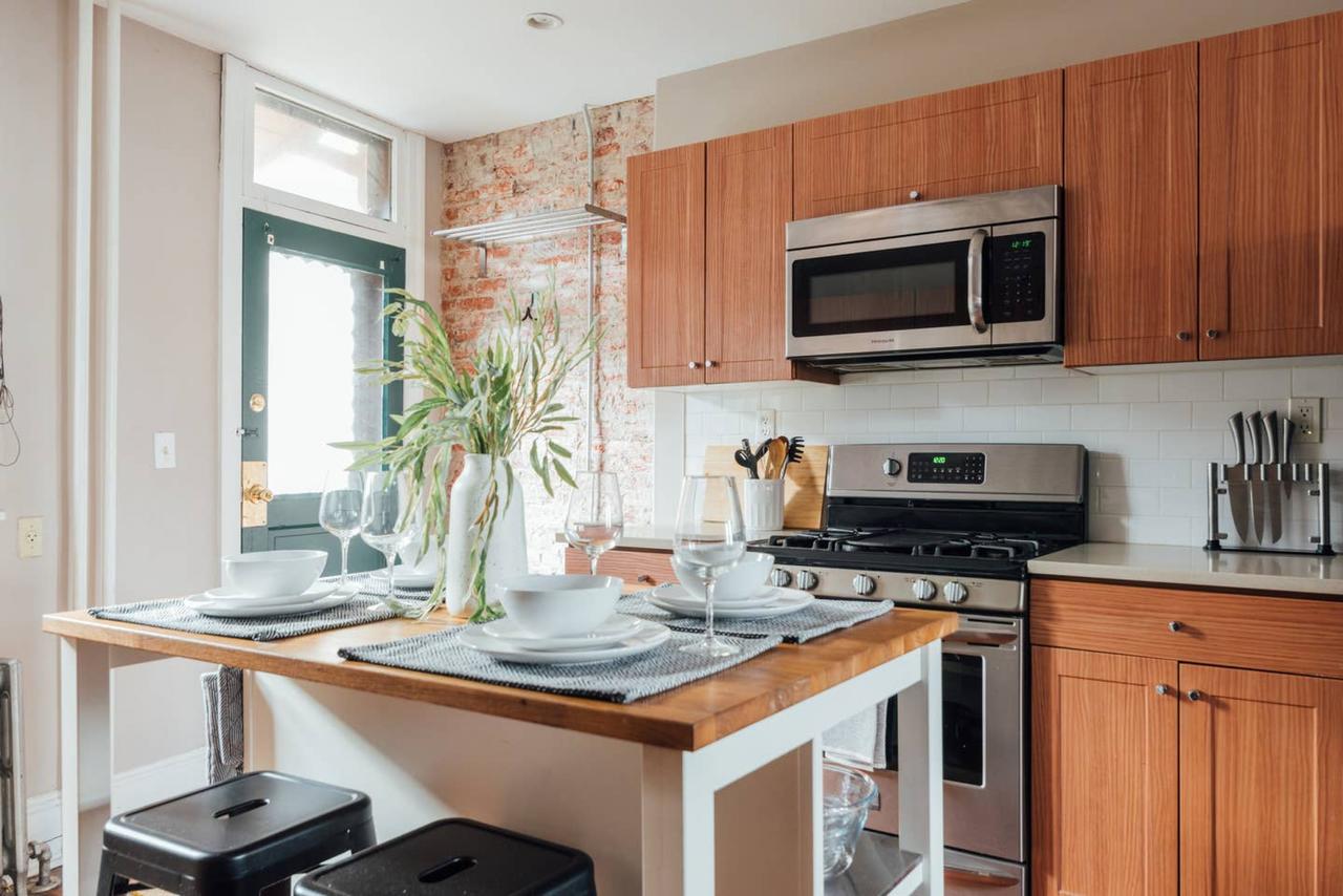 Laurel Street Â· Stylish 4 BR - Cute Patio - Amazing Beds - 96 Walk Score - thumb 32