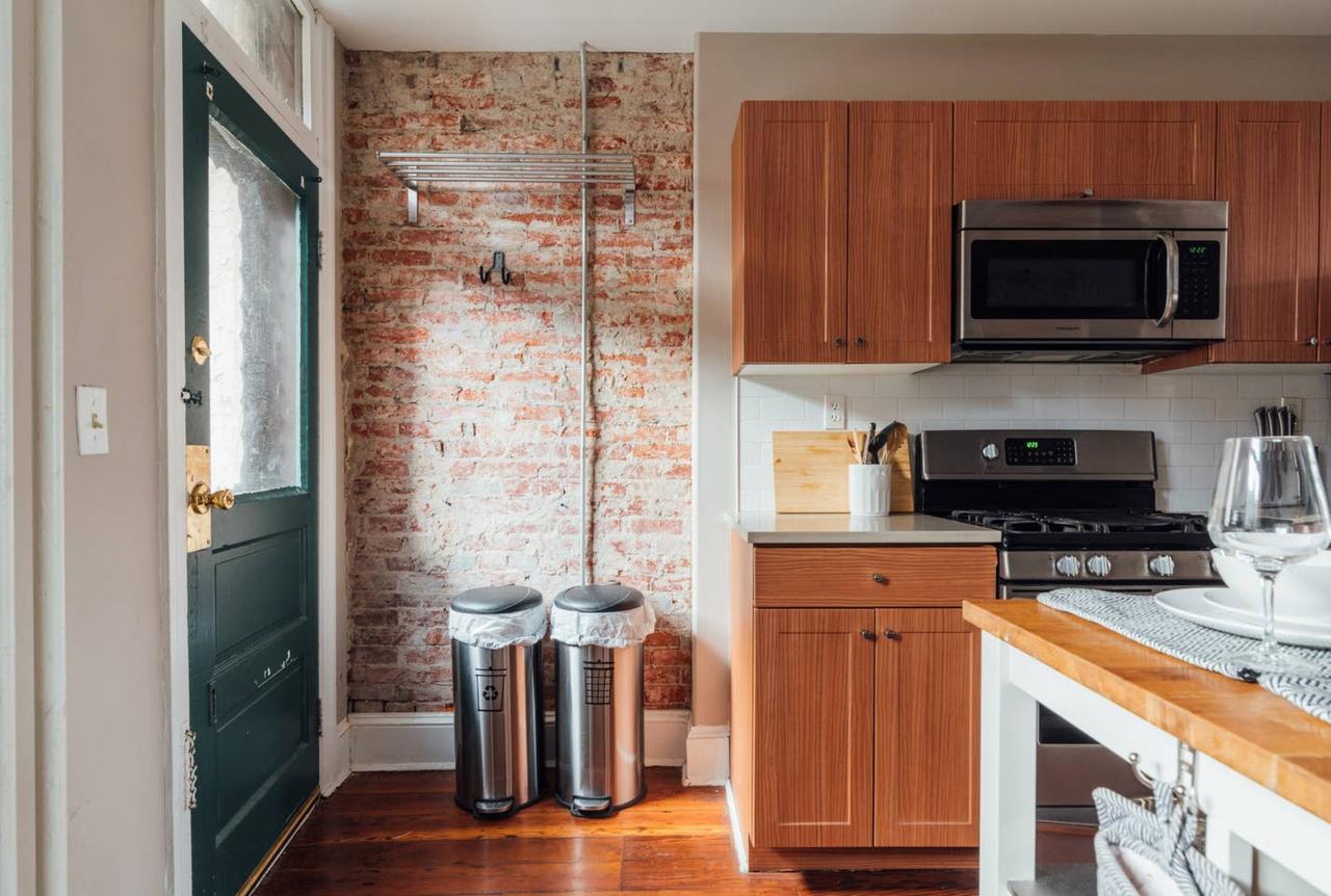 Laurel Street Â· Stylish 4 BR - Cute Patio - Amazing Beds - 96 Walk Score - thumb 3