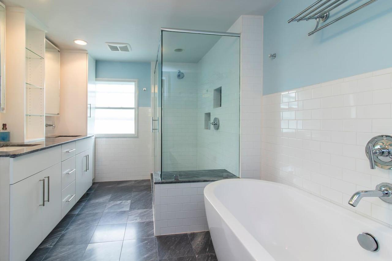 Historic Gem - City Center/Patio/Soak Tub - thumb 7