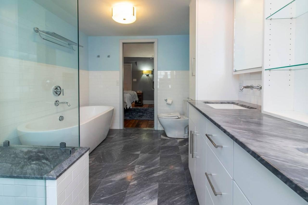 Historic Gem - City Center/Patio/Soak Tub - thumb 0