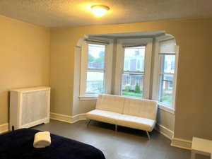 3 BDRM Spacious Home With Kitchen For Upto 10 Ppl