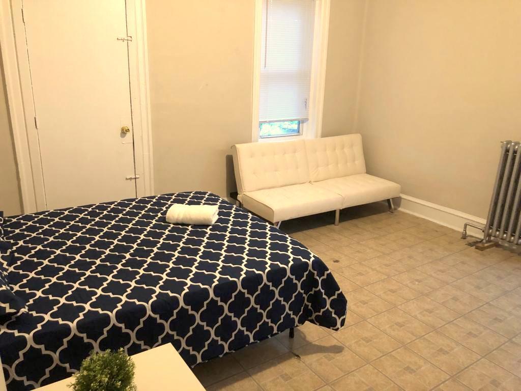 3 BDRM Spacious Home With Kitchen For Upto 10 Ppl - thumb 1