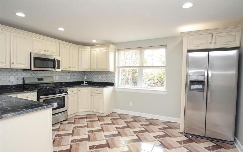 Adorable 3 BDRM Spacious House Near Fern Rock Transportation Center - thumb 4