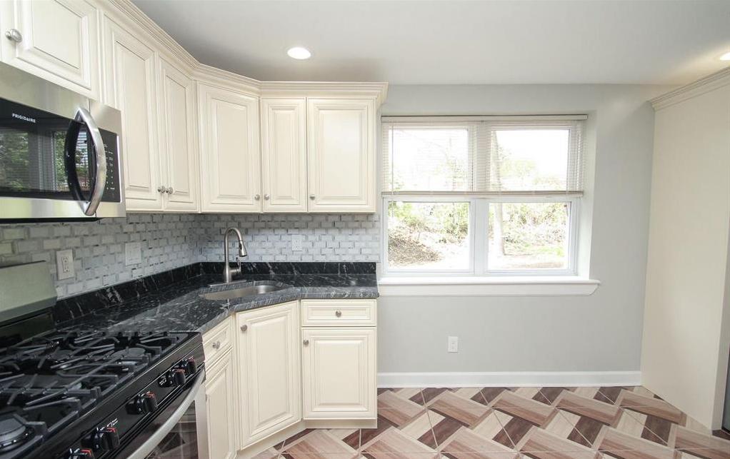 Adorable 3 BDRM Spacious House Near Fern Rock Transportation Center - thumb 5