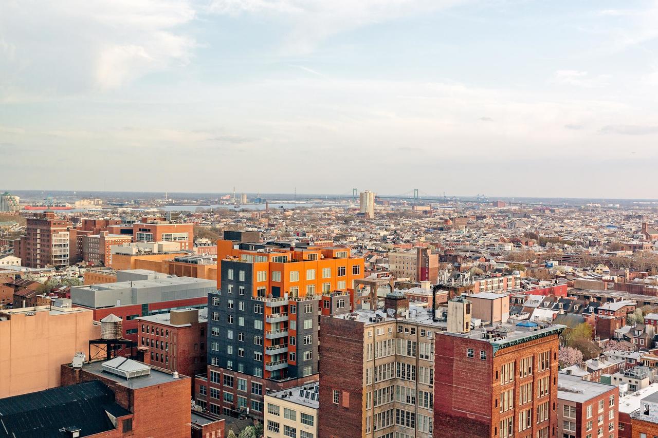 Striking 2BR+Lounge In City Center - thumb 23