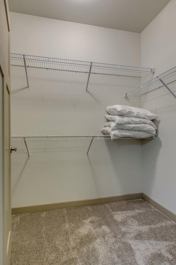 NEW Modern 2 BDR Franklin Apt W/ Pool Gym &Parking - thumb 21