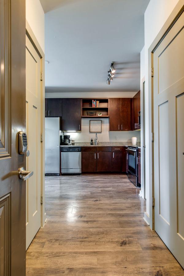 NEW Modern 2 BDR Franklin Apt W/ Pool Gym &Parking - thumb 28