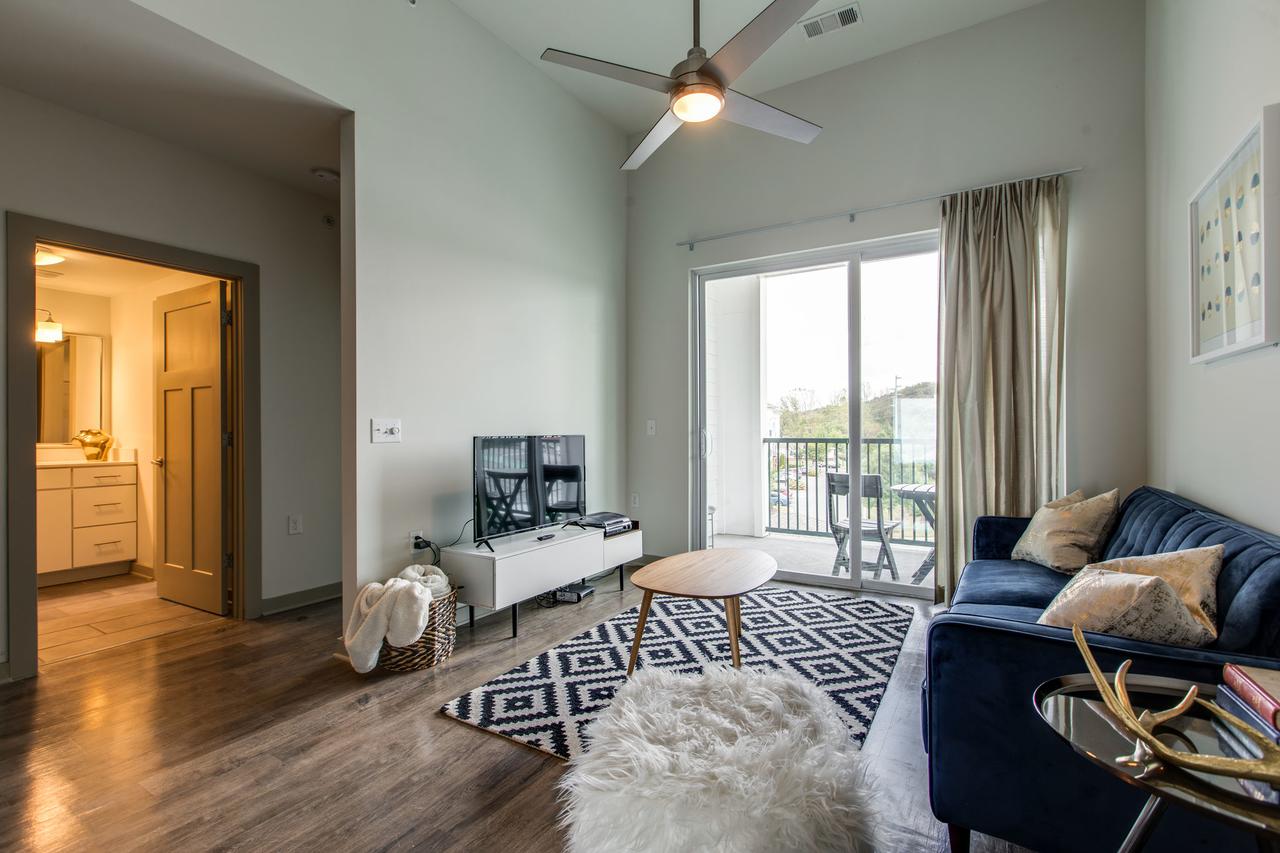 NEW Modern 2 BDR Franklin Apt W/ Pool Gym &Parking - thumb 1