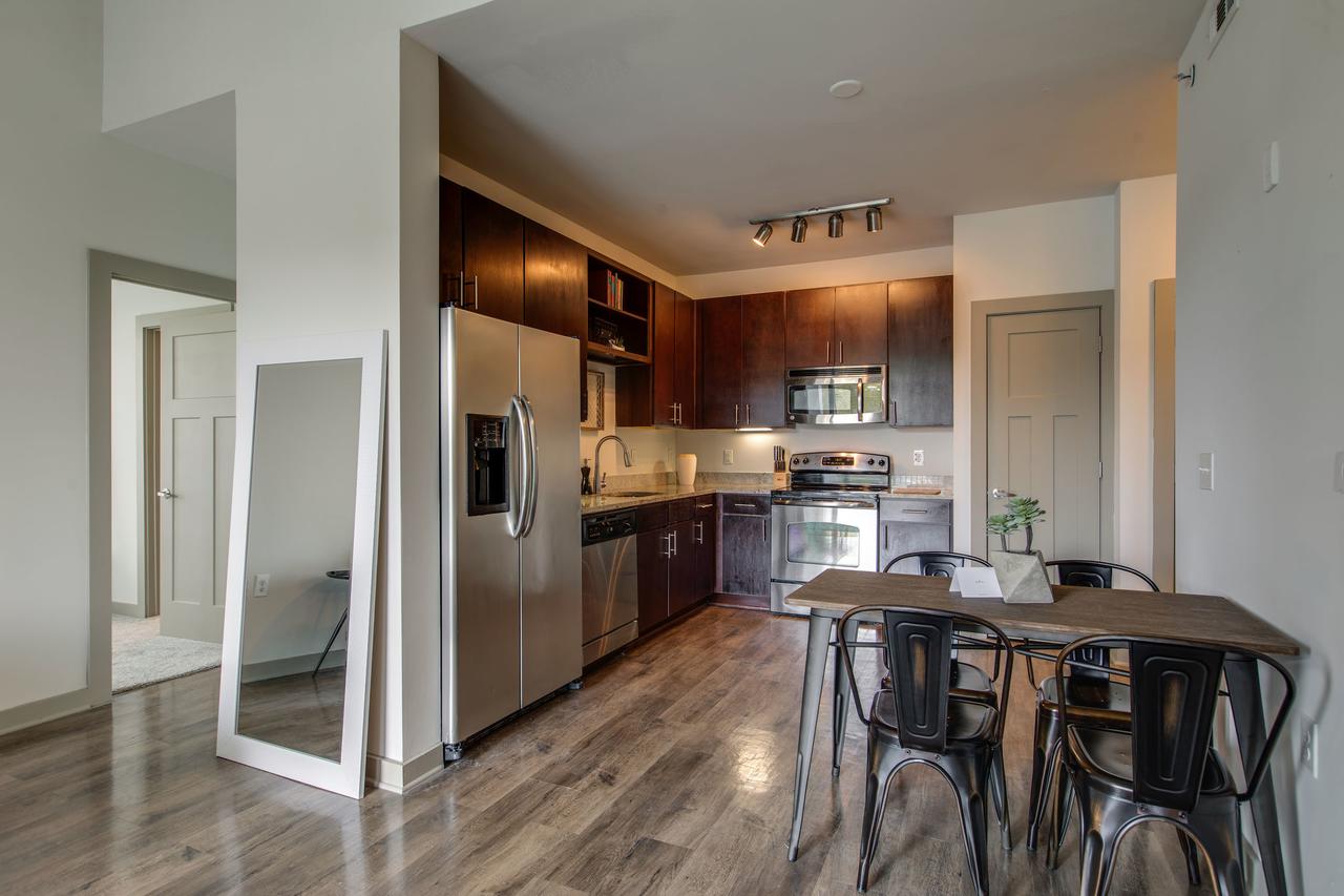 NEW Modern 2 BDR Franklin Apt W/ Pool Gym &Parking - thumb 11