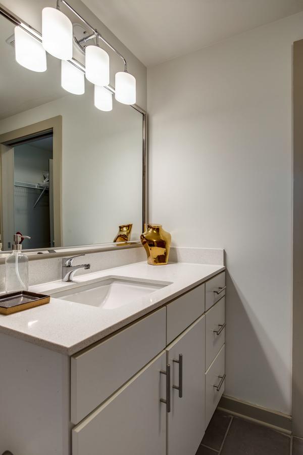 NEW Modern 2 BDR Franklin Apt W/ Pool Gym &Parking - thumb 24