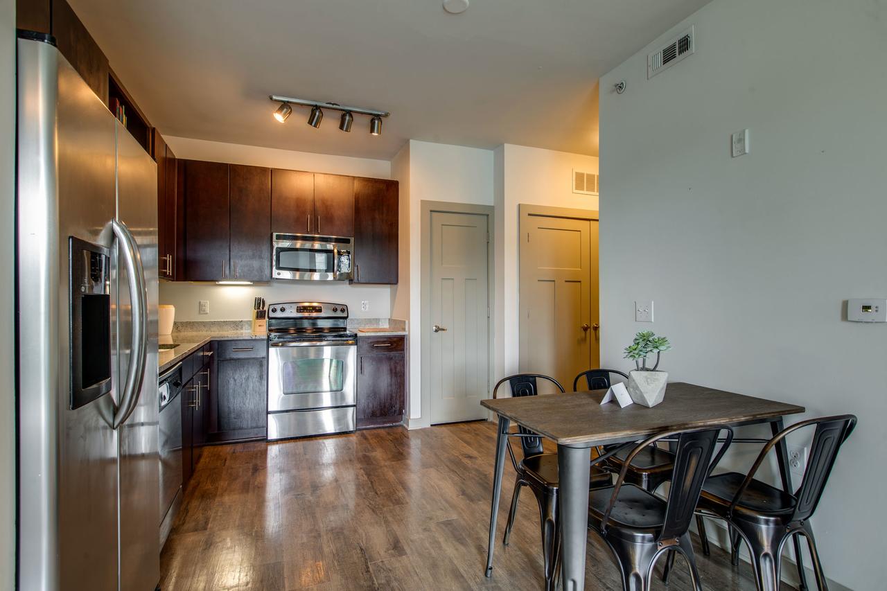 NEW Modern 2 BDR Franklin Apt W/ Pool Gym &Parking - thumb 10