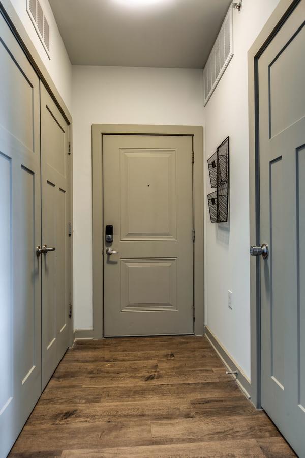 NEW Modern 2 BDR Franklin Apt W/ Pool Gym &Parking - thumb 27