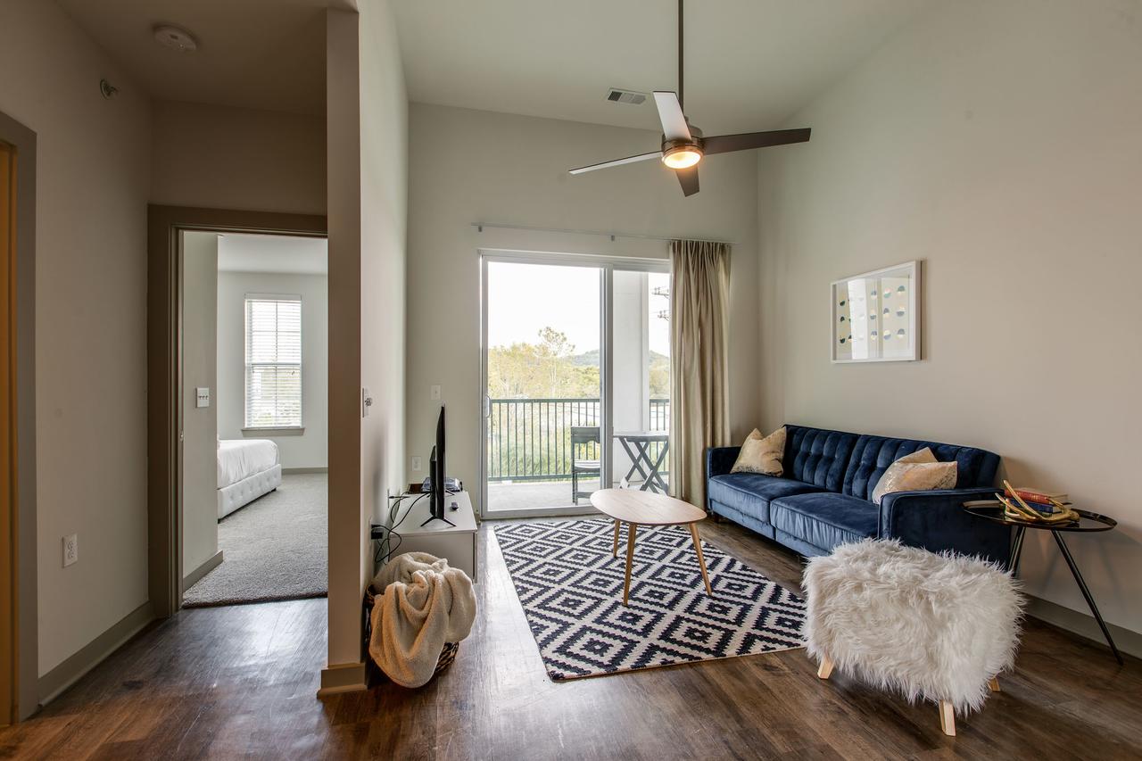 NEW Modern 2 BDR Franklin Apt W/ Pool Gym &Parking - thumb 0