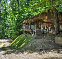 'Bear Den' Cabin with Hot Tub - 4Mi to Nantahala River - Accommodation Philadelphia