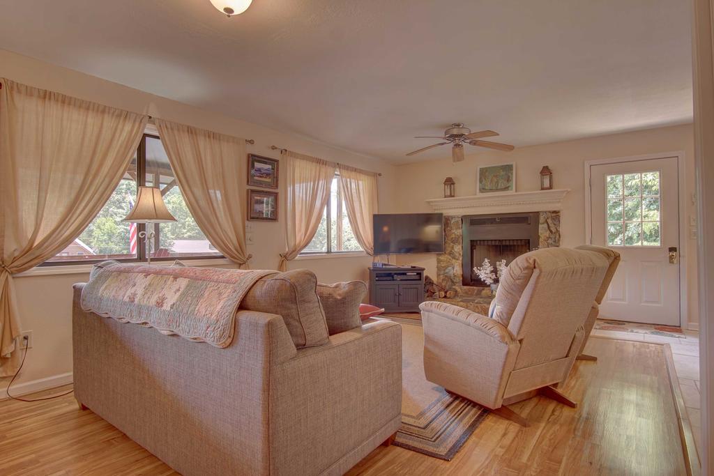 'Otter Cottage' Riverfront And Trailside Murphy Cabin! - thumb 2