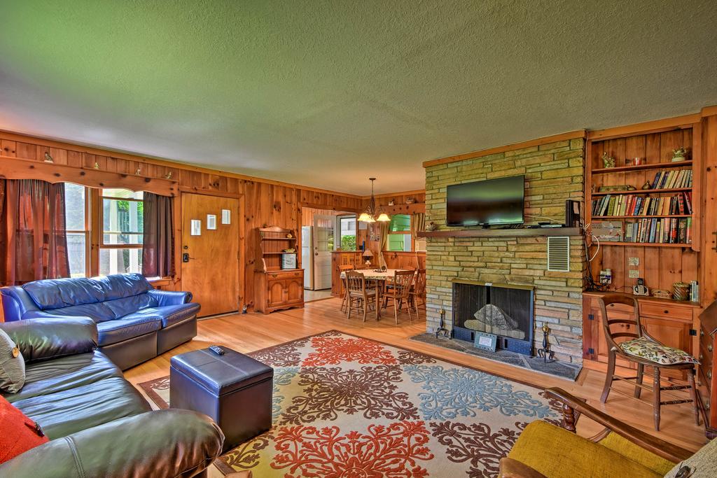 'Rolling Acres' Highlands Cabin With Fire Pit! - thumb 2