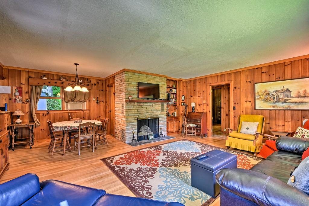 'Rolling Acres' Highlands Cabin With Fire Pit! - thumb 1